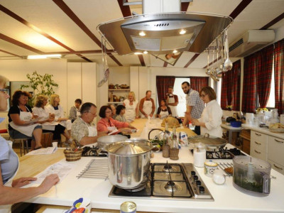 Lezione a scuola di cucina di Lella